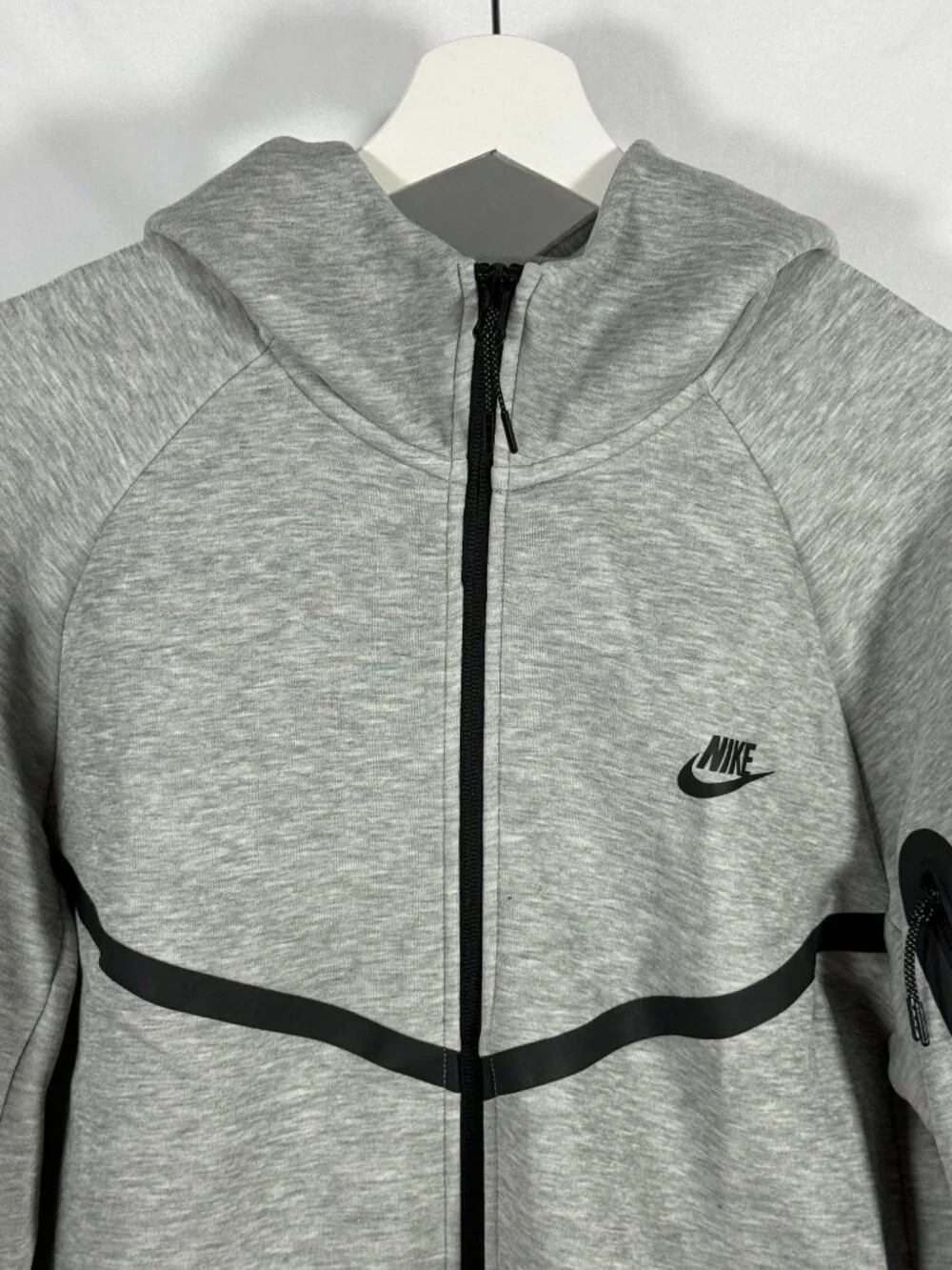 Nike Gray Full Zip Hoodie Jacket Size Large Zip Arm Pocket Black Detail READ